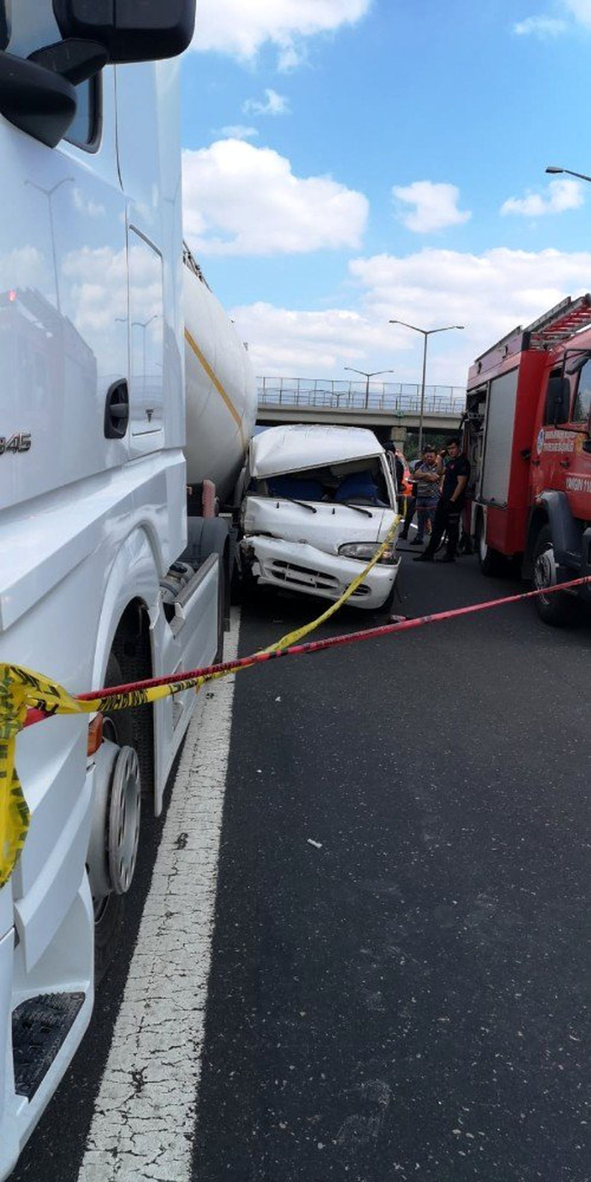 Minibüs, tıra arkadan çarptı: 1 ölü, 1 yaralı