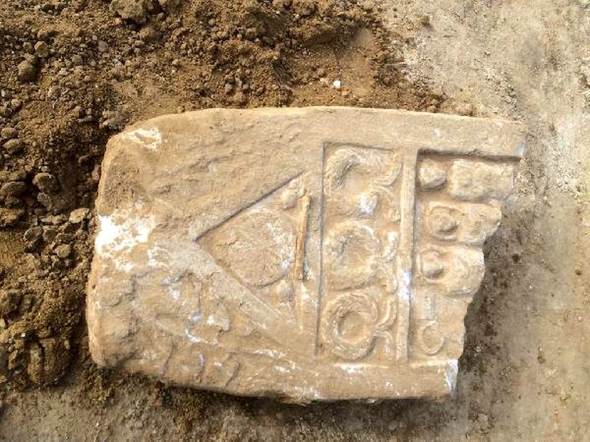 Okul temeli kazısında roma dönemine ait mezar taşı bulundu