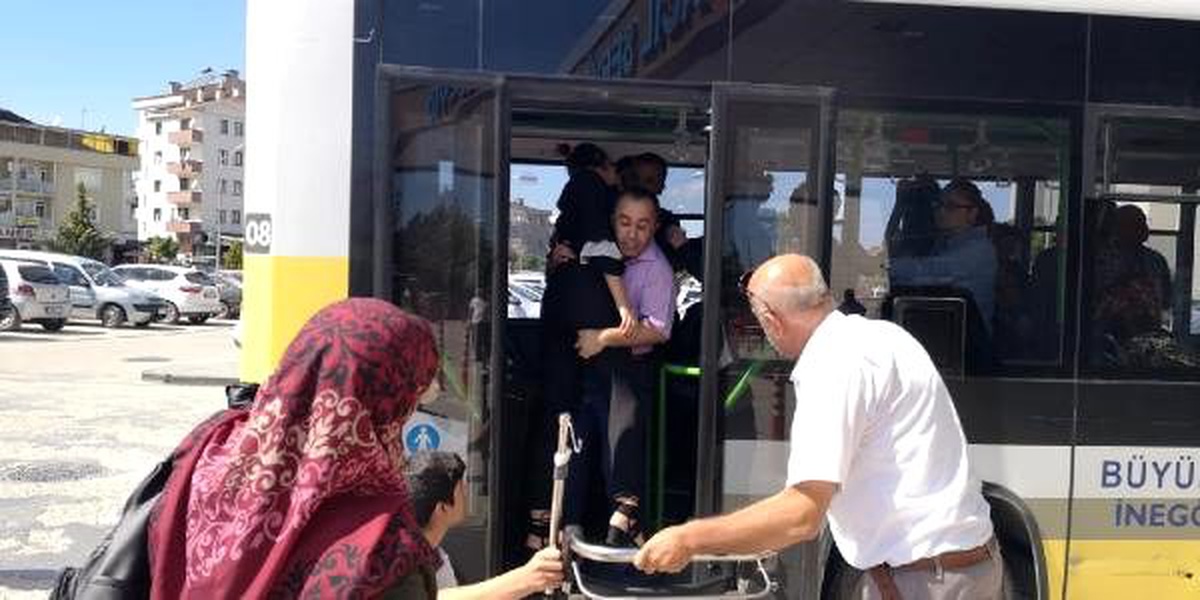 Otobüs şoförü, fenalaşan genç kızı hastaneye yetiştirdi
