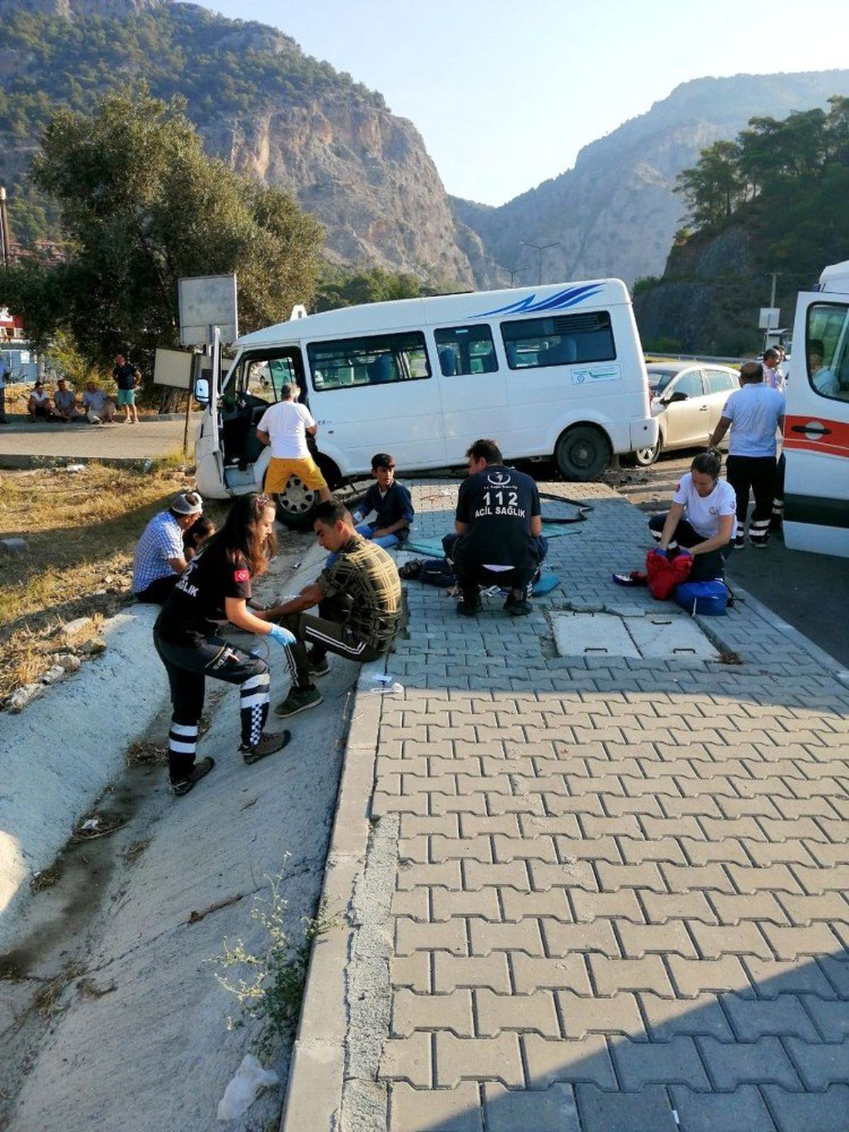 Otomobil ile minibüs çarpıştı: 9 yaralı