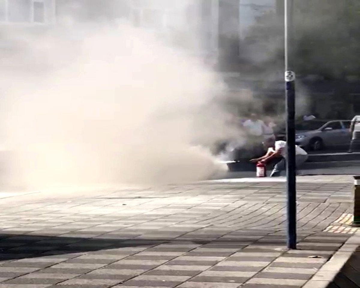 (Özel) Patlamaların yaşandığı aracı yangın tüpüyle söndürmeye çalıştı