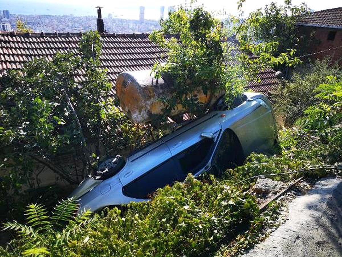 Pendik\'te otomobil gecekondunun bahçesine uçtu