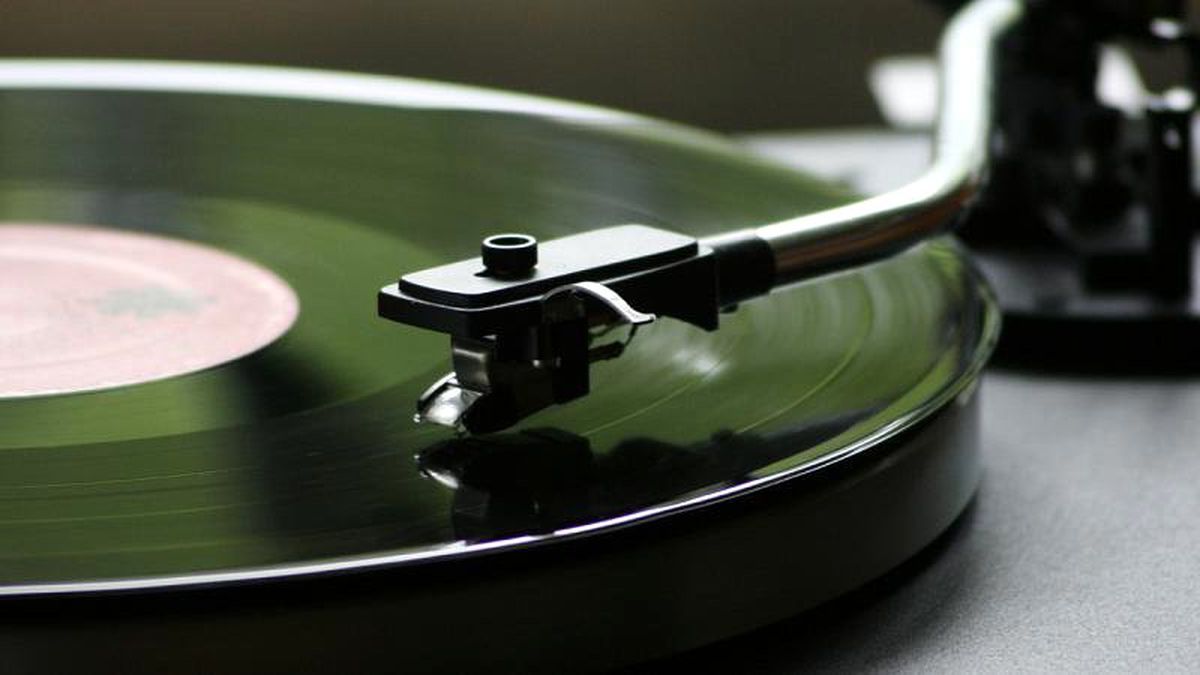 Plak satışları 1986\'dan beri ilk defa CD satışlarını geride bırakıyor