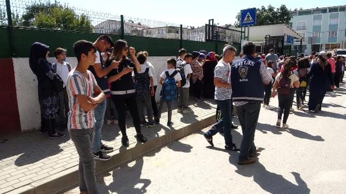 Polis ekiplerinden okul önlerinde denetim