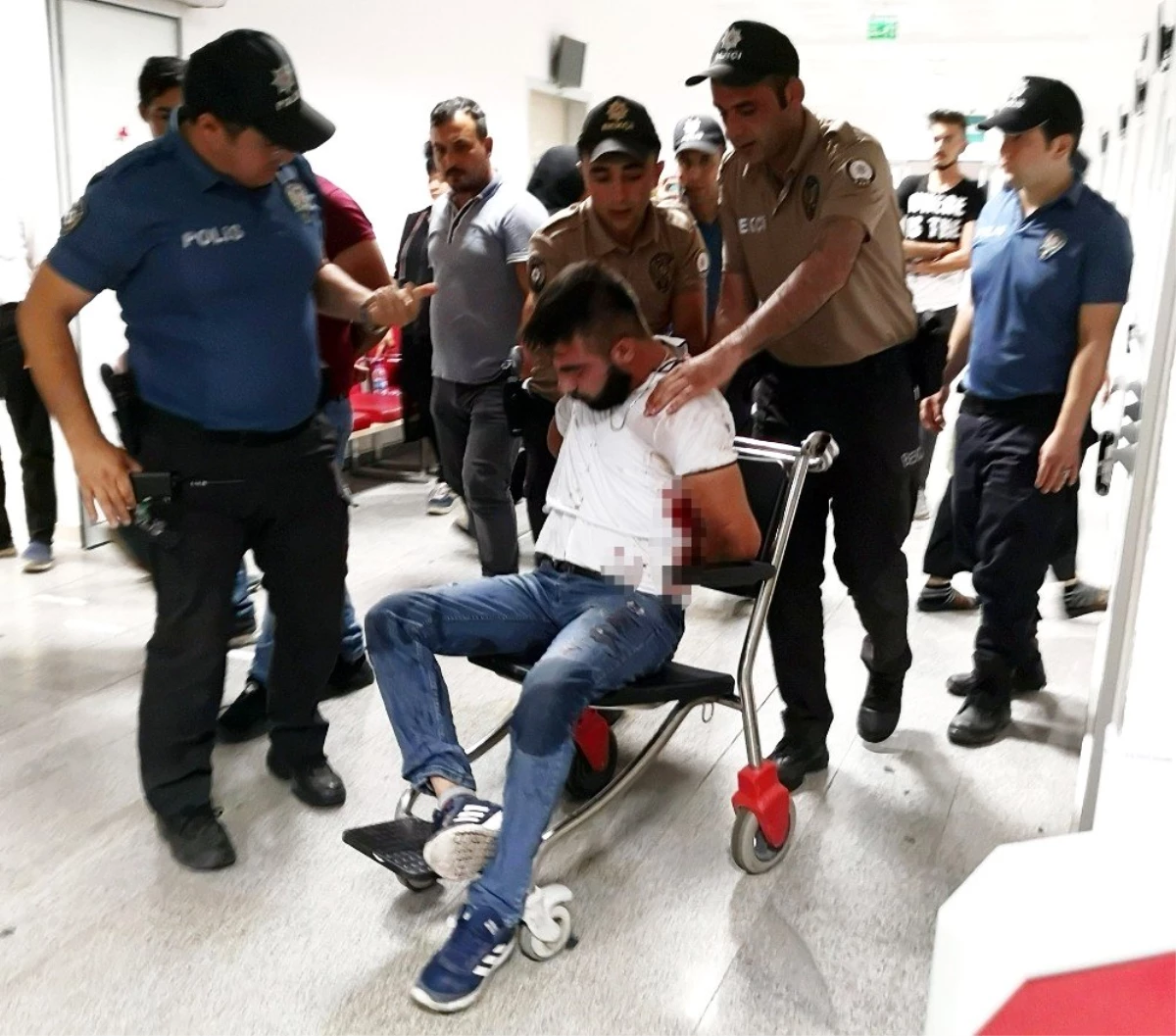 Polisi yumruklayıp kendini kesen şüpheli tutuklandı