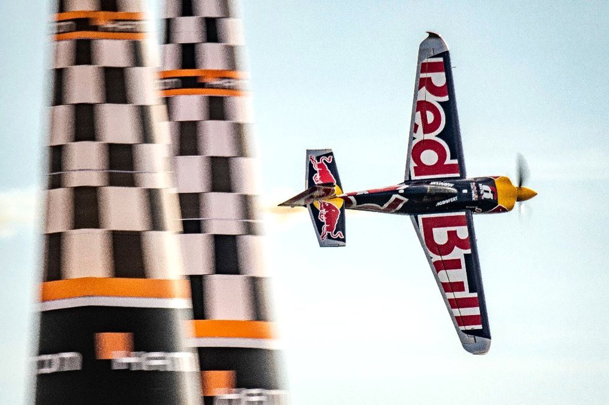 Red Bull Air Race\'te şampiyon Matt Hall