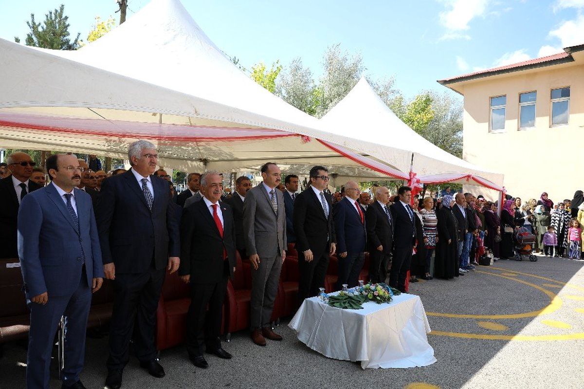 Rektör Çomaklı, ilk ders zilini çaldı