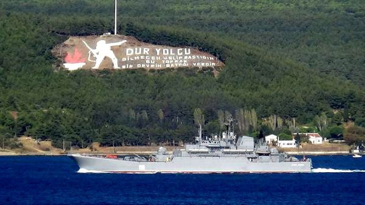 Rus savaş gemisi \'caesar kunikov\', çanakkale boğazı\'ndan geçti