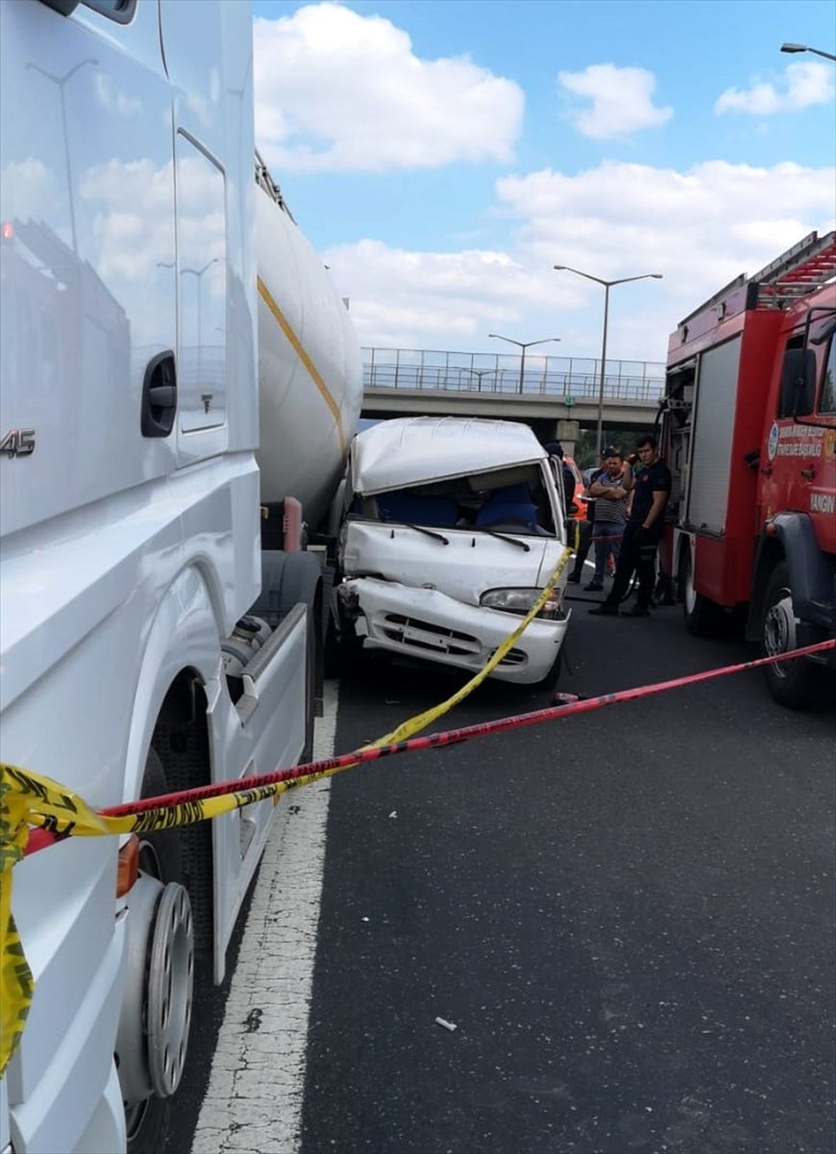 Sakarya\'da minibüs ile tır çarpıştı: 1 ölü, 1 yaralı