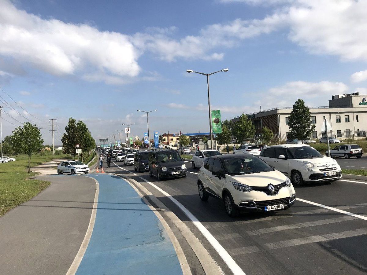 Sakarya\'da okullar açıldı, trafik durma noktasına geldi