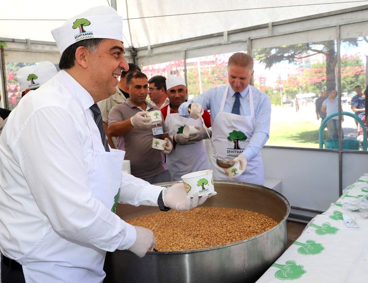 Şehitkamil\'de aşure ikramı