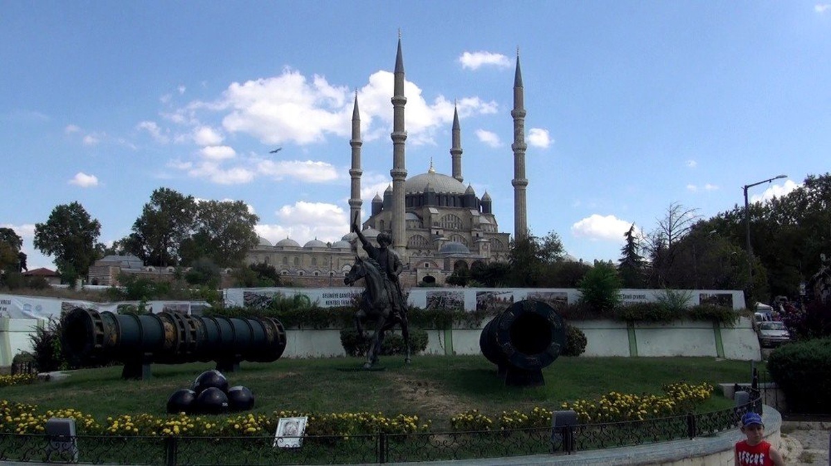 Selimiye Camisi\'nde kadın-erkek girişleri ayrıldı