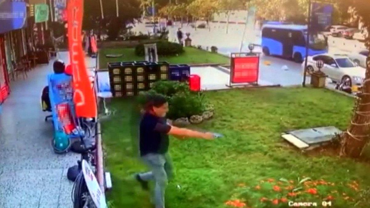 Senet çetesinin iş yeri sahibine silahlı saldırı anları kamerada