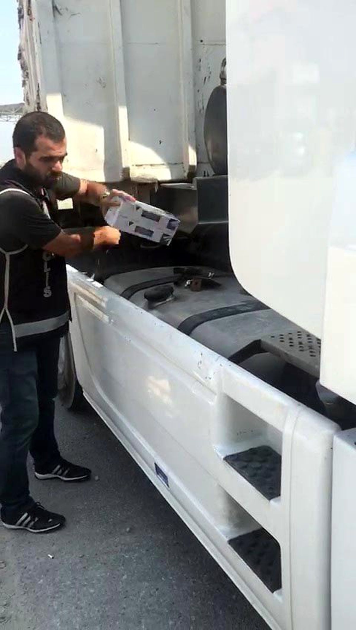 Sigara kaçakçılarından kızaklı zula