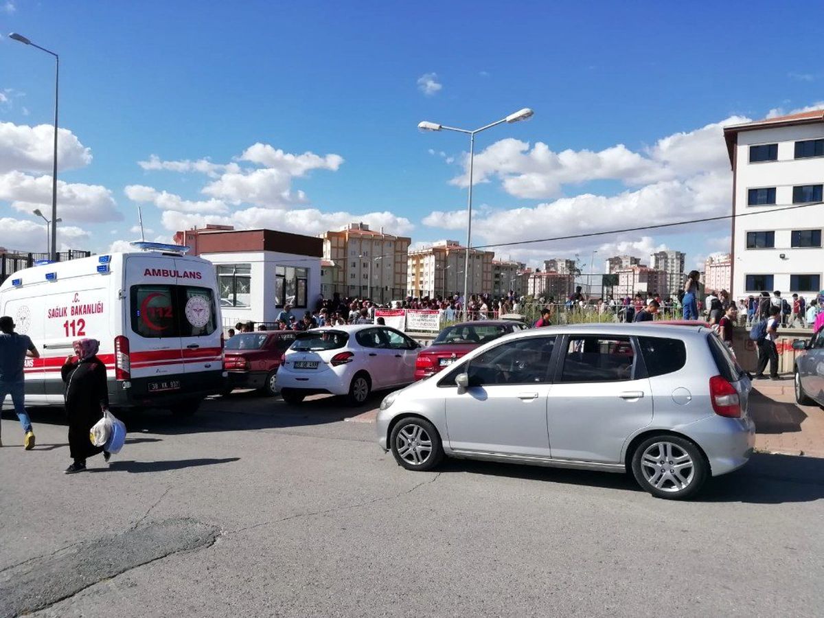 Sınıfın asma tavanındaki kartonpiyer öğrencinin üzerine düştü