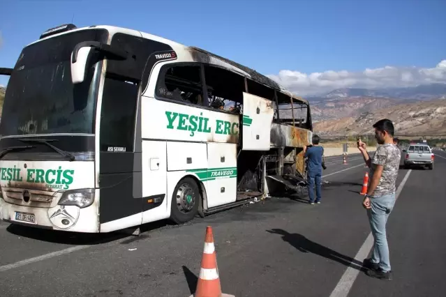 Sivas Ta Seyir Halindeki Yolcu Otobusu Yandi Son Dakika