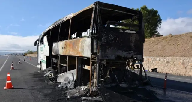 Sivas Ta Bir Yolcu Otobusu Seyir Halindeyken Alev Aldi Son Dakika