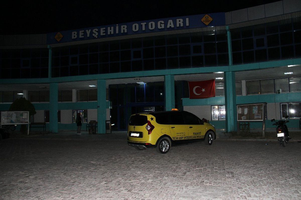 Taksici meslektaşını silahla yaraladı