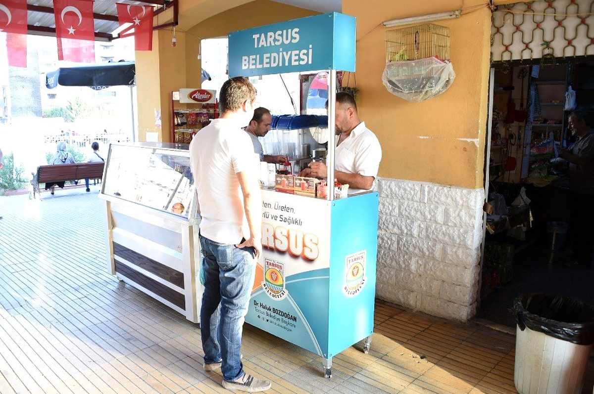 Tarsus Belediyesi\'nden tren garında vatandaşlara çay ve kahve ikramı