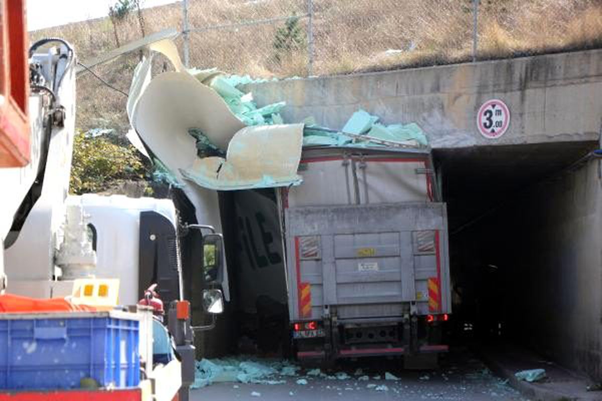 Tır, alt geçitte sıkıştı