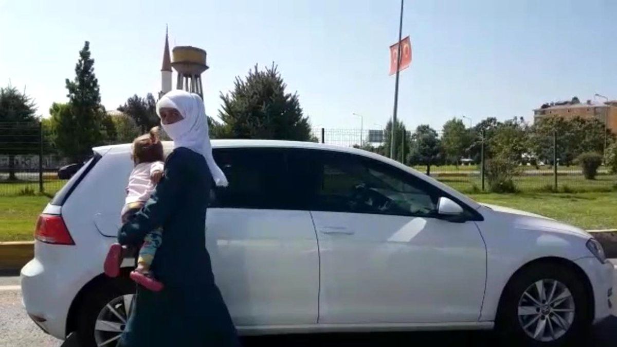 Trafikte dilenciliğe bebeğini de alet etti