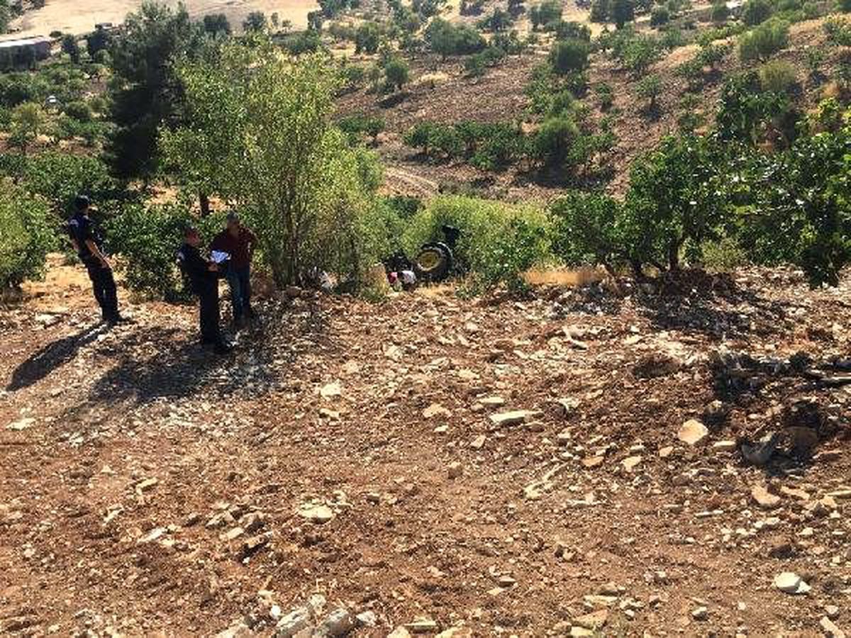 Traktör şarampole devrildi: 1 ölü, 1 yaralı