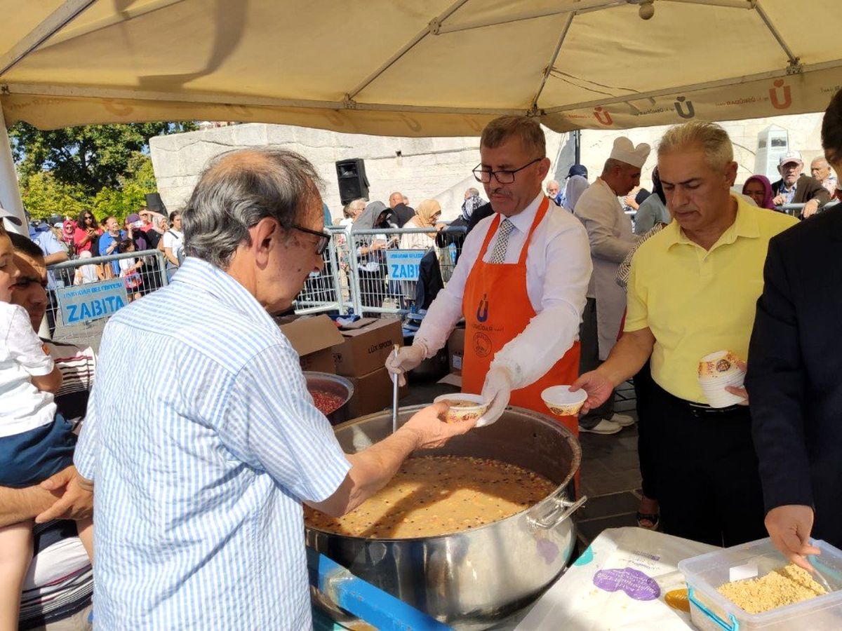 Üsküdar\'da dev kazanlarda yapılan aşureler vatandaşlara dağıtıldı