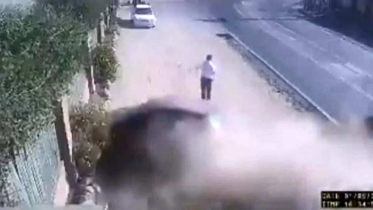 Üzerine hızla gelen otomobilden son anda kaçtı