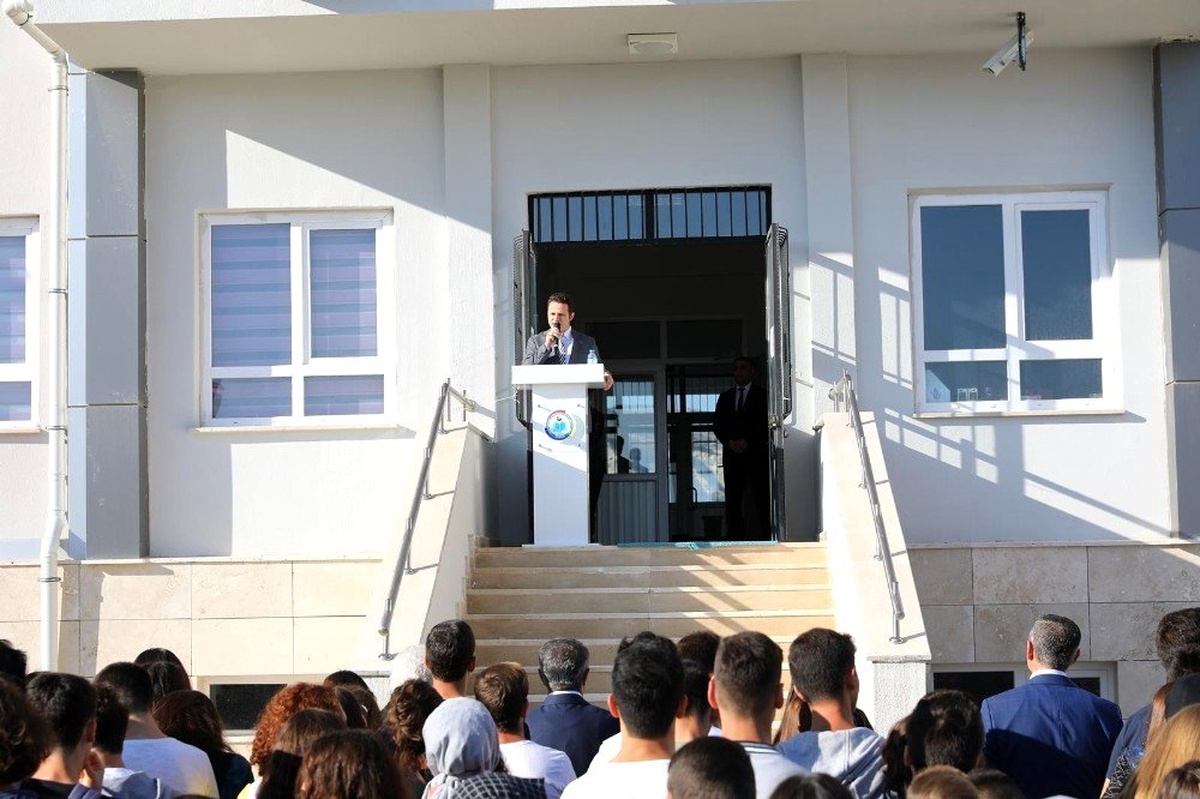 Vali Şıldak\'tan öğrencilere: "Derslerin yanı sıra devletine faydalı vatandaşlar olun"