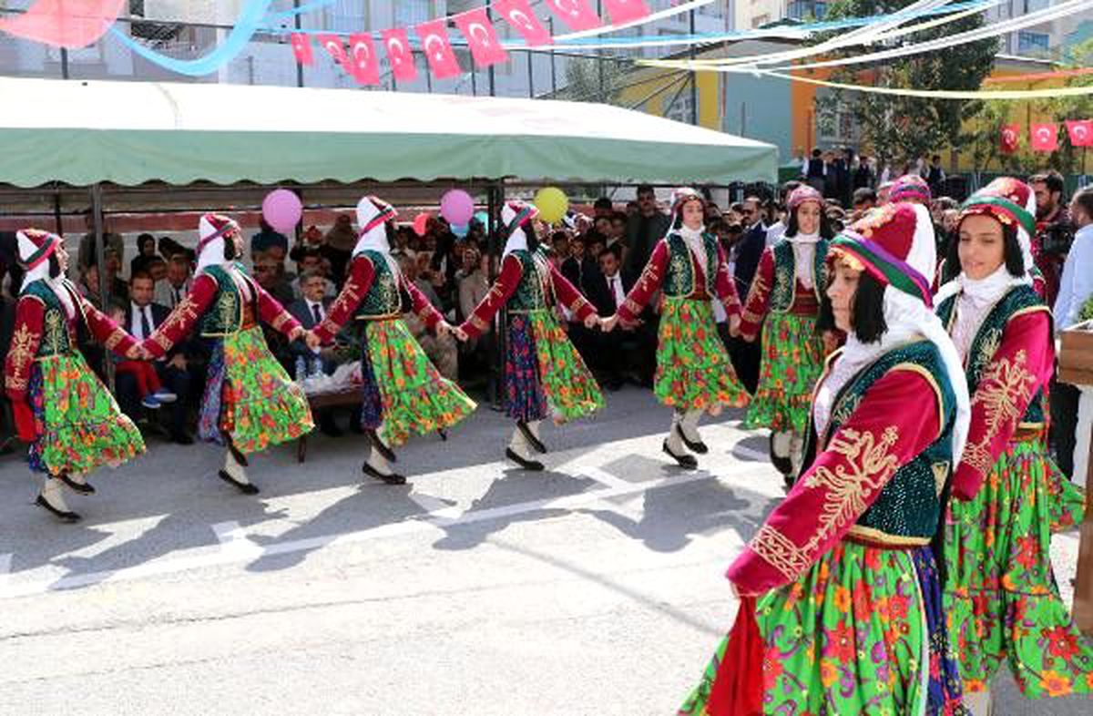 Van\'da yeni eğitim yılı halaylarla başladı