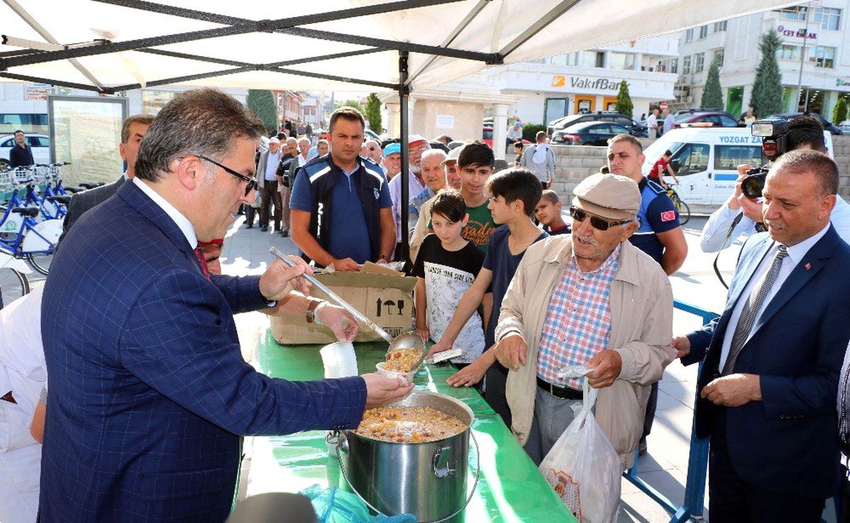 Yozgat Belediyesi\'nden bin 500 kişilik aşure ikramı