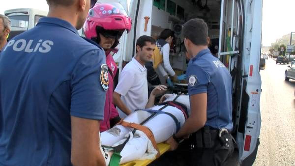100 karayolu\'nda yolcu indirirken kapıya motosiklet çarptı: 2 yaralı