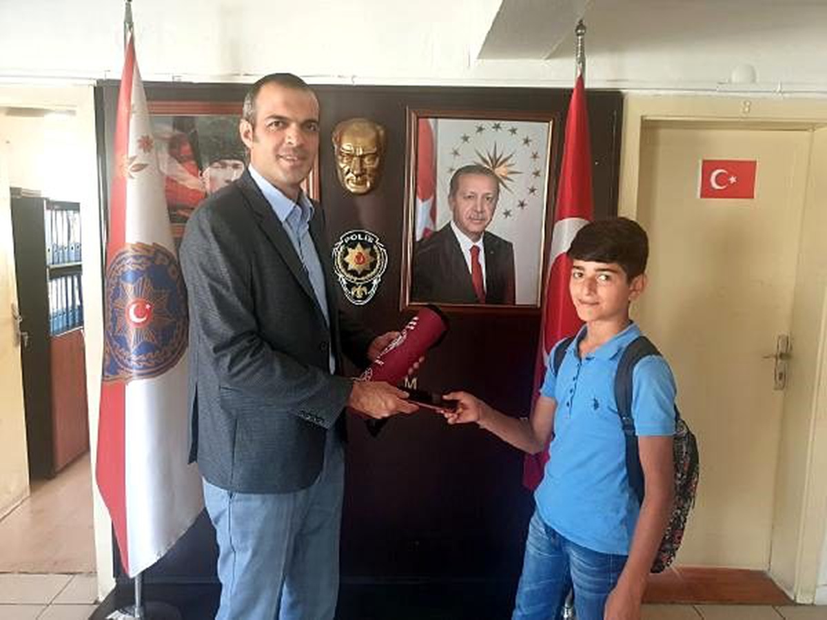 13 yaşındaki ali, yolda bulduğu telefonu polise teslim etti