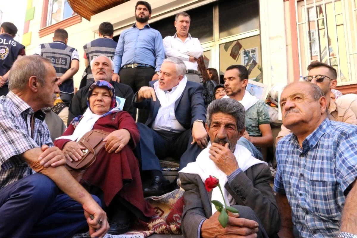AK Parti Elazığ Milletvekili Demirbağ\'dan HDP önündeki ailelere destek ziyareti