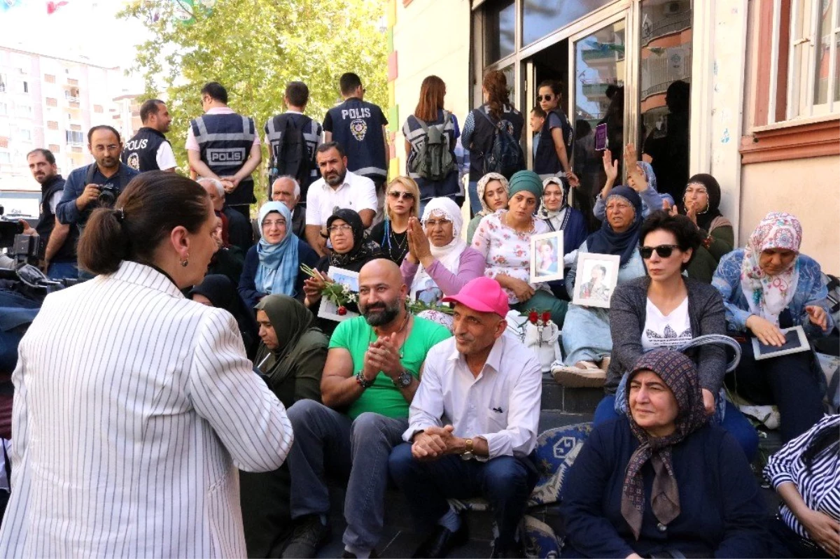 AK Parti\'li vekilden HDP önünde eylem yapan ailelere destek ziyareti