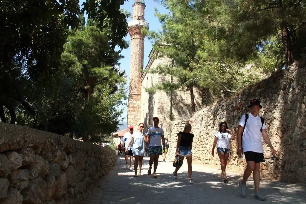 Alanya\'da 788 yıllık tarihi camiye turistlerin yoğun ilgisi