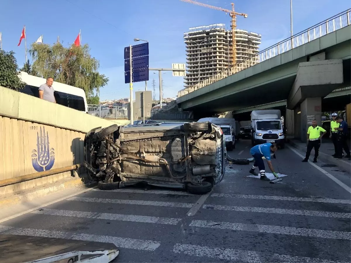 Avcılar\'da ıslak zeminde kontrolden çıkan araç takla attı