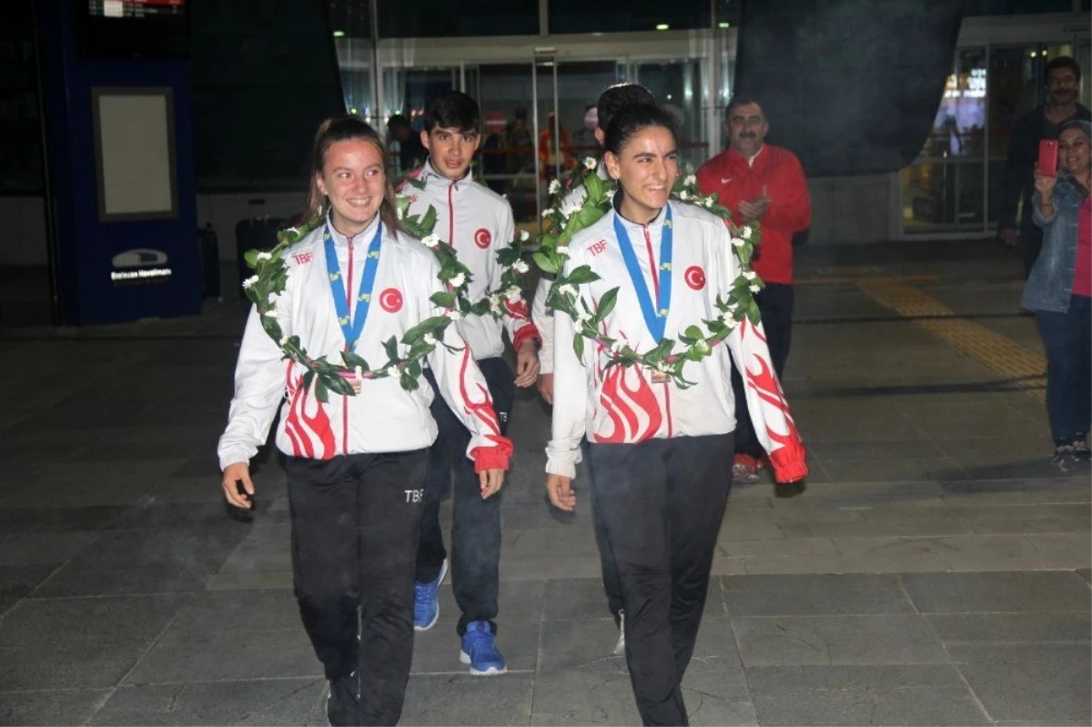 Avrupa üçüncüsü olan badmintonculara havalimanında coşkulu karşılama