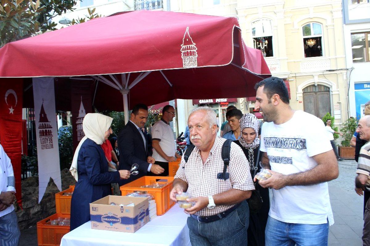 Beyoğlu\'nda yerli ve yabancı turistlere 3 bin kap aşure dağıtıldı
