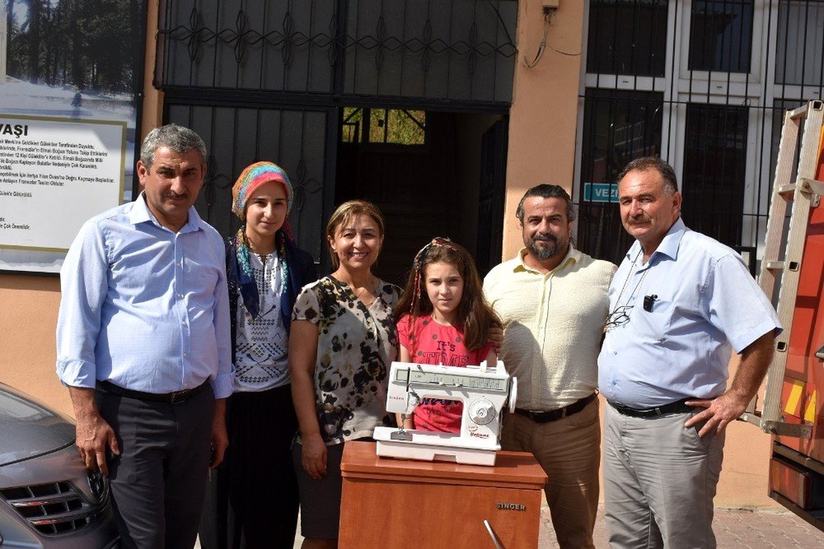 Bozdoğan, küçük kızın \'dikiş makinesi\' isteğini yerine getirdi