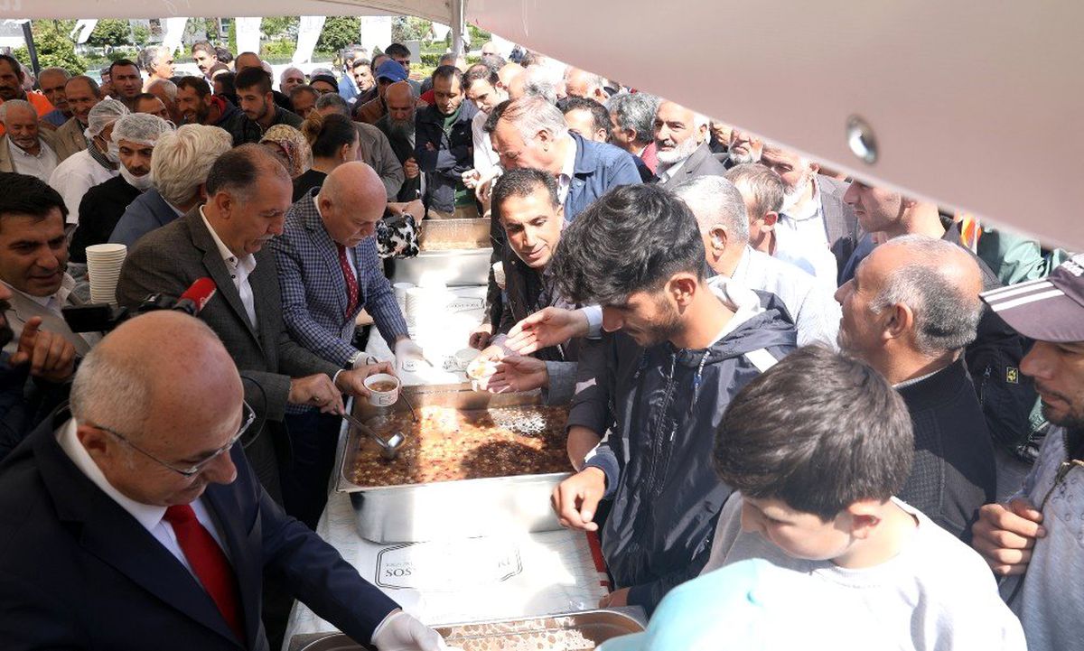 Büyükşehir\'den 5 bin kişiye aşure ikramı