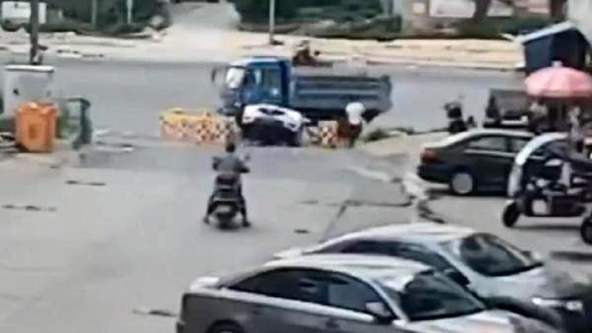 Çalışır halde bıraktığı aracı, 6 yaşındaki oğlu çukura uçurdu