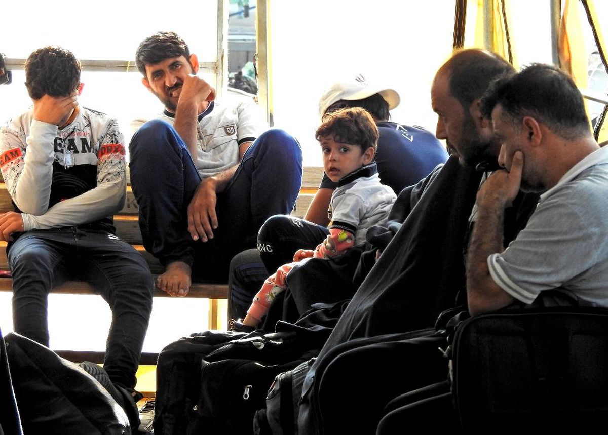 Çeşme\'de 44 göçmen ölümden kurtarıldı