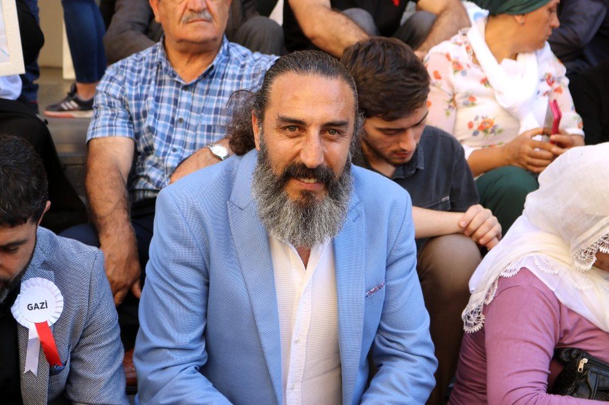 \'Diriliş Ertuğrul\' oyuncusu Hanifi Koç\'tan ailelere destek ziyareti