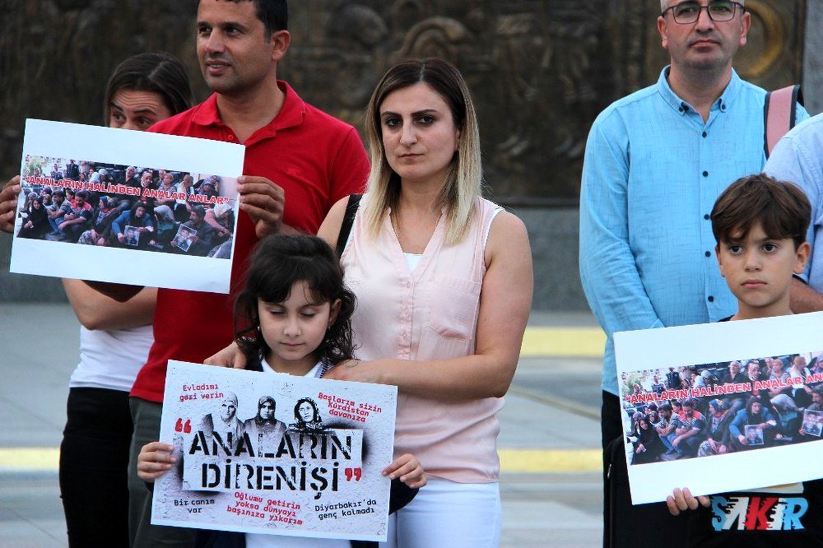 Diyarbakır\'da HDP Binası önünde evlat nöbeti tutan annelere Düzce\'den destek