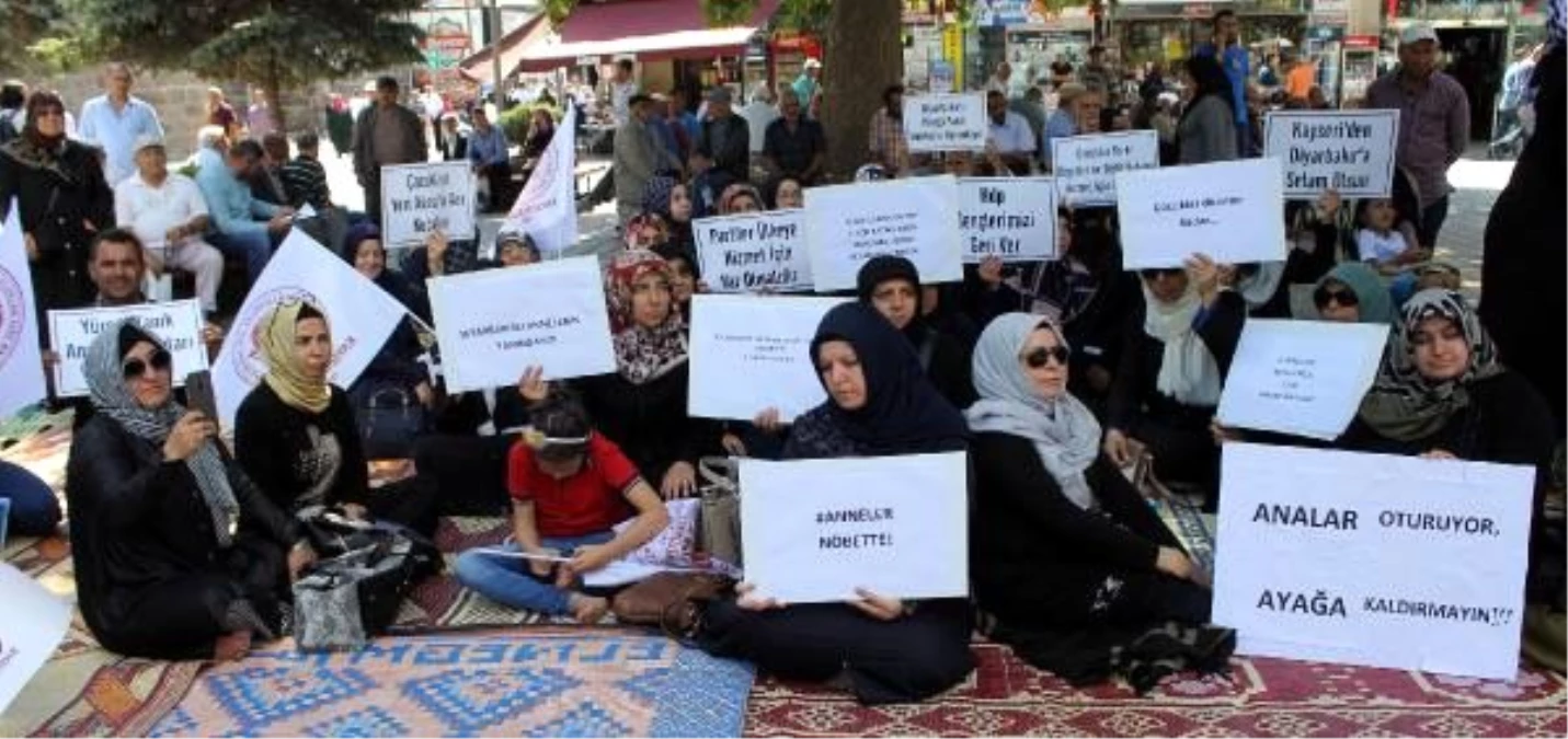 Diyarbakır\'da hdp önünde eylem yapan annelere kayseri\'den destek