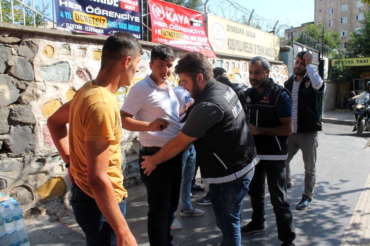 Diyarbakır\'da okul önlerinde uyuşturucu ve güvenlik uygulaması