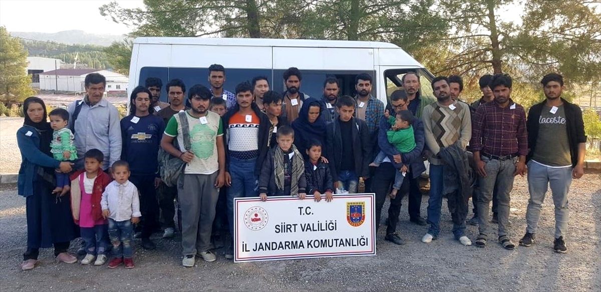 "Dur" ihtarına uymayan minibüste 32 düzensiz göçmen yakalandı