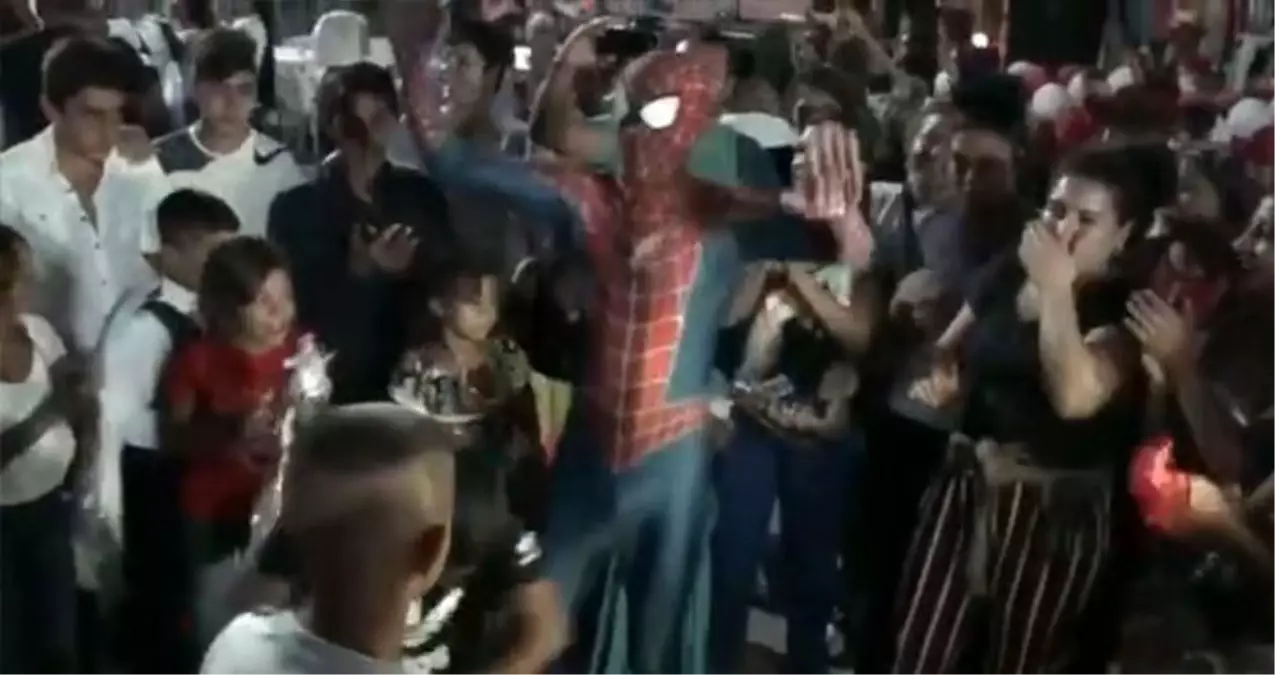 Sünnet düğününde Spiderman Roman havası oynadı! Görüntüler sosyal medyayı salladı