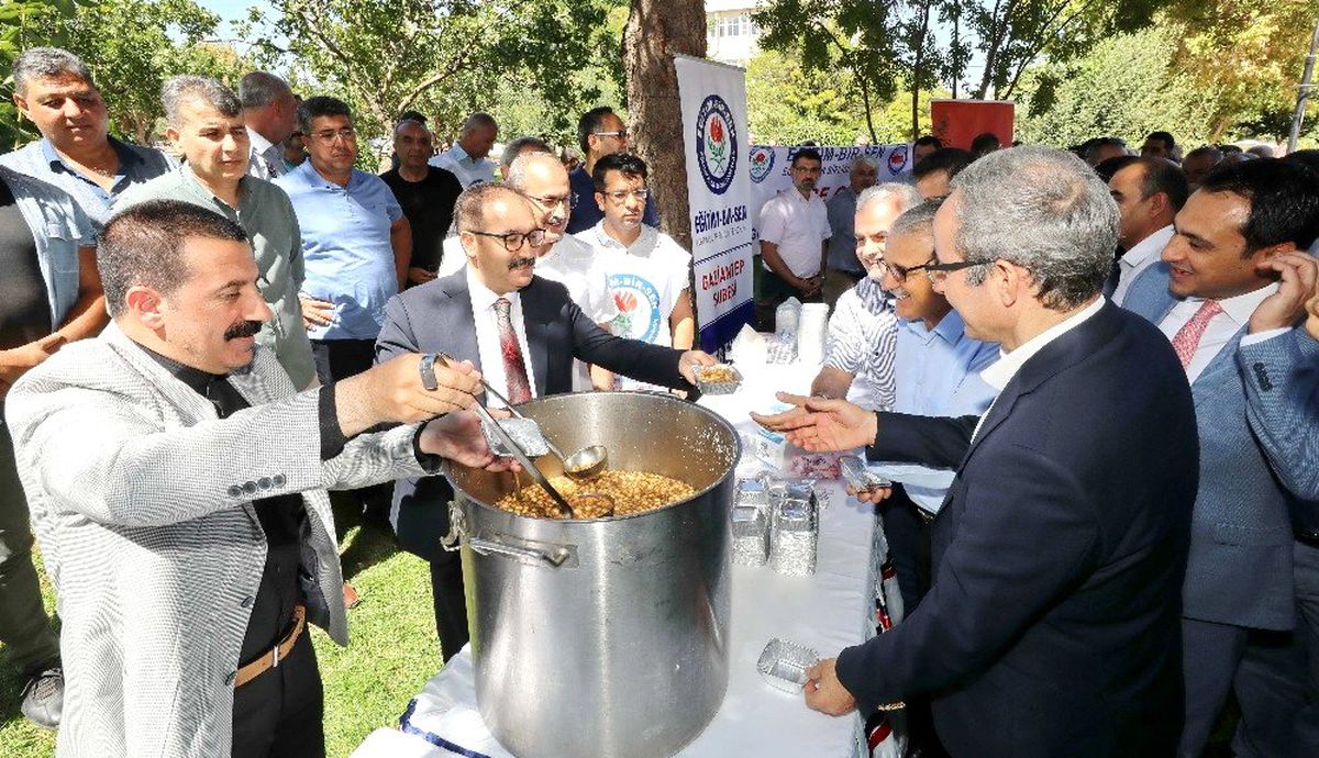 Eğitim-Bir-Sen GAÜN Temsilciliği\'nden bin kişiye aşure
